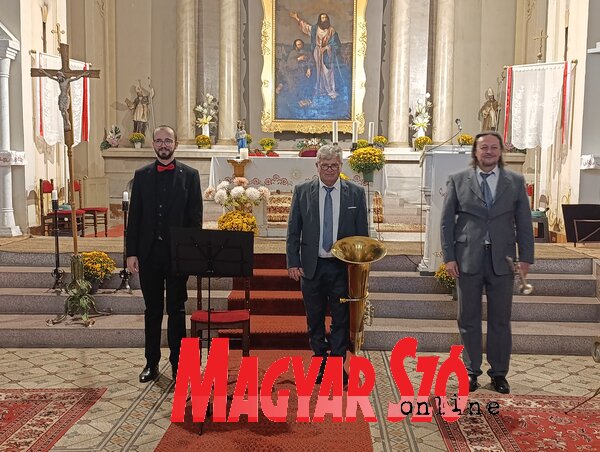 Felállva ünnepelték a nem mindennapi zenei formáció tagjait (L. Móger Tímea felvétele) Felállva ünnepelték a nem mindennapi zenei formáció tagjait (L. Móger Tímea felvétele)