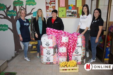Meleg takarókat és gyümölcsöt kaptak a szenttamási Hófehérke óvoda kis lakói (Paraczky László felvétele)