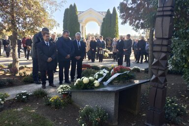 A VMSZ nevében is megkoszorúzták az emlékhelyet Péterrévén (Kancsár Izabella felvétele)