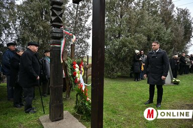 Fremond Árpád, a Magyar Nemzeti Tanács elnöke is elhelyezte a kegyelet virágait (Molnár Edvárd felvétele)