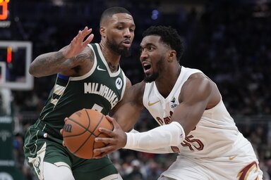 Damian Lillard védekezik a Cavaliers legjobbján, a 30-ig jutó Donovan Mitchellen (Fotó: Beta/AP)