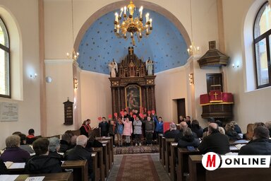 Az ünnepi istentiszteleten a bajsai hittanos gyermekek éneke is felcsendült (Dér Dianna felvétele)