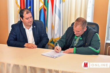 Fejsztámer Róbert polgármesterrel írták alá a szerződéseket a termelők (Fotó: Gergely Árpád felvétele)