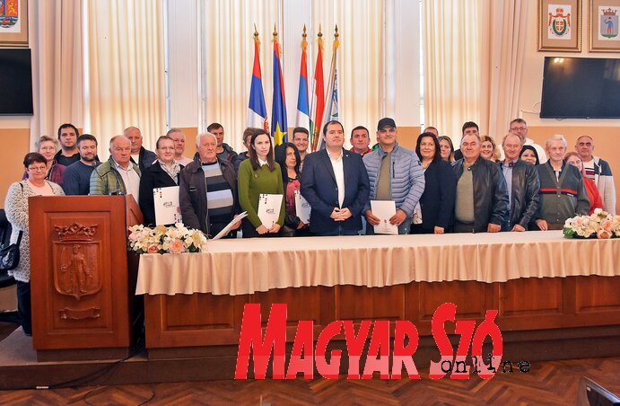 A sikeres pályázók és a polgármester (Fotó: Gergely Árpád felvétele) A sikeres pályázók és a polgármester (Fotó: Gergely Árpád felvétele)