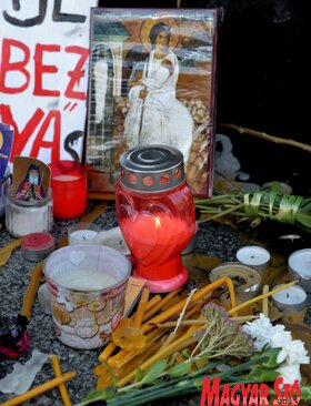Gyászkönyvet nyitottak a pénteki tragédiában elhunytak emlékére Újvidéken