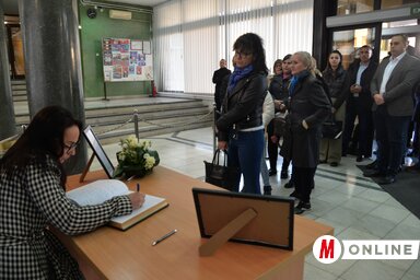 Az újvidékiek hétfő délután néma sorban álltak a képviselő-testület épülete előtt, ilyen módon jelezve együttérzésüket azokkal, akiket a pénteki tragédia leginkább sújtott, Fotó:Dávid Csilla