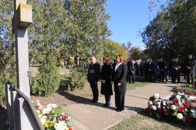 A Magyar Nemzeti Tanács tisztségviselői megkoszorúzzák a moholi emlékművet A Magyar Nemzeti Tanács tisztségviselői megkoszorúzzák a moholi emlékművet