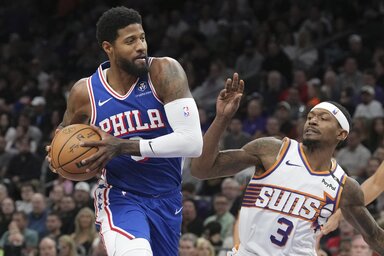 Végül Bradley Bealék örülhettek: Paul George phoenixi vereségen mutatkozott be Philadelphia-mezben (Fotó: Beta/AP)