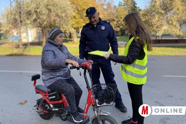 A közlekedésben résztvevőknek fényvisszaverő mellényeket és kerékpárlámpákat osztottak ki (Fotó: Paraczky László)