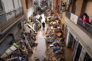 A Valencia közelében fekvő Paiporta utcái tegnap is szörnyű látványt nyújtottak (AP via Beta)