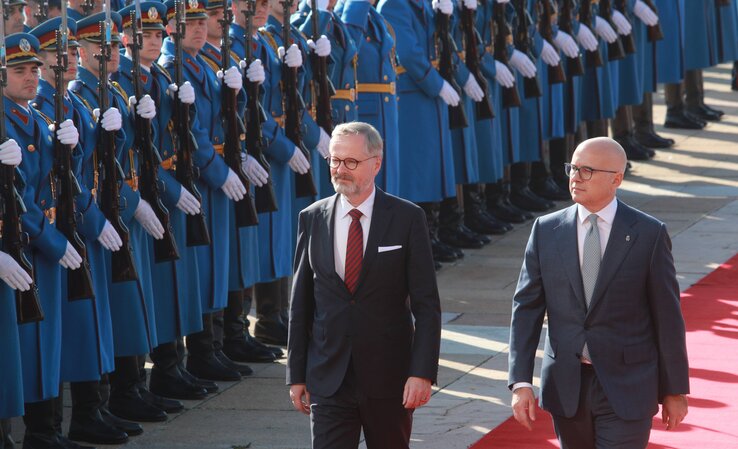 A cseh és a szerb kormányfő az elnöki palota előtt felsorakozott díszgárda előtt vonult el (Fotó: Beta) A cseh és a szerb kormányfő az elnöki palota előtt felsorakozott díszgárda előtt vonult el (Fotó: Beta)