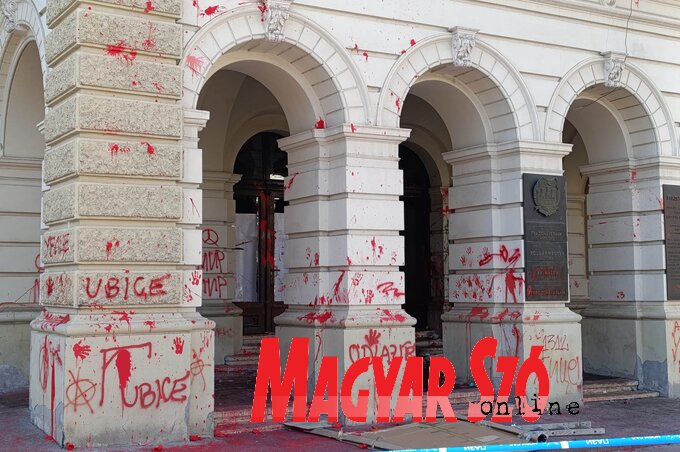 Kedden este több tízezer polgár gyűlt össze a Felszabadulás sugárúton a vasútállomáson történt tragédia miatt felelősségre vonhatók megbüntetését követelve. A tömeg besétált a Szabadság térre, ahol már 20 óra körül betört az első üveg a városháza épületén. A rombolás mérete szerdán, napfényben világossá vált, az épület egyelőre használhatatlan (Fotó: Ótos András felvétele) Kedden este több tízezer polgár gyűlt össze a Felszabadulás sugárúton a vasútállomáson történt tragédia miatt felelősségre vonhatók megbüntetését követelve. A tömeg besétált a Szabadság térre, ahol már 20 óra körül betört az első üveg a városháza épületén. A rombolás mérete szerdán, napfényben világossá vált, az épület egyelőre használhatatlan (Fotó: Ótos András felvétele)