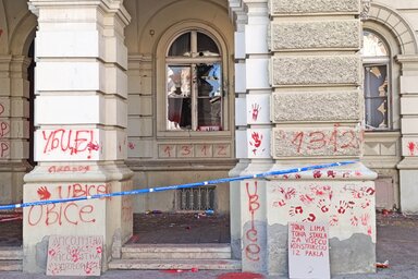 Az újvidéki városháza bejárati része tegnap délután is az előző esti események nyomairól árulkodott (Ótos András felvétele)