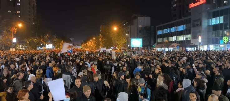Újvidéken több tízezren vonultak a Felszabadulás sugárúton, majd haladtak később a központ felé (Dávid Csilla felvétele) Újvidéken több tízezren vonultak a Felszabadulás sugárúton, majd haladtak később a központ felé (Dávid Csilla felvétele)
