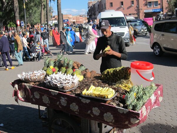 Gyümölcsárus egy marrakeshi téren Gyümölcsárus egy marrakeshi téren