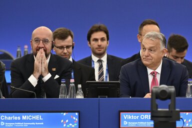 Charles Michel és Orbán Viktor a biztonsági kihívásokkal foglalkozó plenáris ülésen (Fotó: AP via Beta)