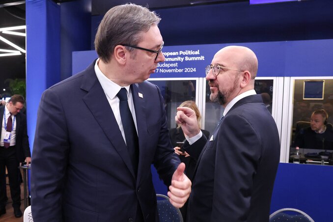 Aleksandar Vučić és Charles Michel az egyik kerekasztalról a másik felé útközben (Fotó: Beta/Európai Bizottság) Aleksandar Vučić és Charles Michel az egyik kerekasztalról a másik felé útközben (Fotó: Beta/Európai Bizottság)