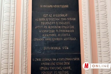Az ártatlan áldozatok emléktáblája a Magyar Tannyelvű Tanítóképző Kar épületében / Gergely Árpád archív