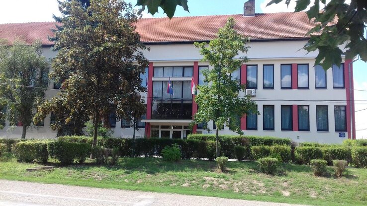 A bácskossuthfalvi, a zentagunarasi és a gunarasi iskola társalapítója lett a Magyar Nemzeti Tanács. A képen a bácskossuthfalvi Idős Kovács Gyula Általános Iskola épülete (Forrás: archívum) A bácskossuthfalvi, a zentagunarasi és a gunarasi iskola társalapítója lett a Magyar Nemzeti Tanács. A képen a bácskossuthfalvi Idős Kovács Gyula Általános Iskola épülete (Forrás: archívum)