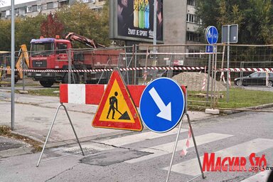 A Szabadság híd felől, azaz alól érkező járművek bekanyarodhatnak balra, a Strand előtti „patkó”, a buszfordulónak a körbejárásával tehetik meg ezt (Fotó: Ótos András felvétele)