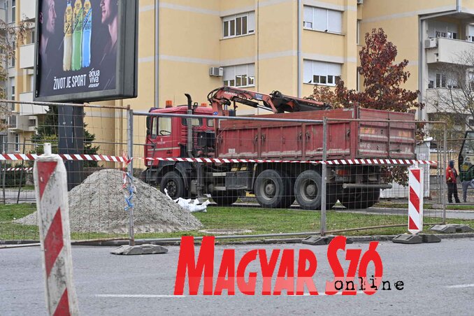 Az idősek otthona előtti útkereszteződésen parkolják a munkagépeket, a járdák is járhatatlanok (Fotó: Ótos András felvétele) Az idősek otthona előtti útkereszteződésen parkolják a munkagépeket, a járdák is járhatatlanok (Fotó: Ótos András felvétele)