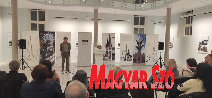 Tóth Vilmos a megnyitón a személyes élményeit idézte fel Makovecz Imrével (Fotó: Horváth Attila felvétele) Tóth Vilmos a megnyitón a személyes élményeit idézte fel Makovecz Imrével (Fotó: Horváth Attila felvétele)