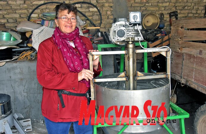 Márta néni szerint az újonnan vásárolt reszelő megérte az árát (Gergely Árpád felvétele) Márta néni szerint az újonnan vásárolt reszelő megérte az árát (Gergely Árpád felvétele)
