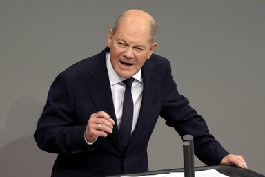 Olaf Scholz egyebek között az ellenzéki pártok támogatását kérte az alsóházban a tegnapi felszólalása során (Fotó: dpa via AP/Beta)