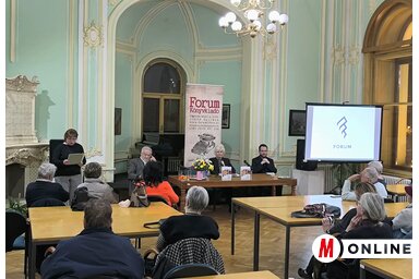 A könyvbemutató fényes percei (Dér Dianna felvétele)