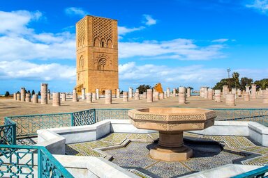 A 44 m magas Hassan-torony a mecset oszlopaival