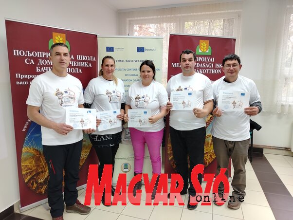 A projektumban részt vevő tanárok dr. Pósa Attila koordinátorral (Tóth Péter felvétele) A projektumban részt vevő tanárok dr. Pósa Attila koordinátorral (Tóth Péter felvétele)