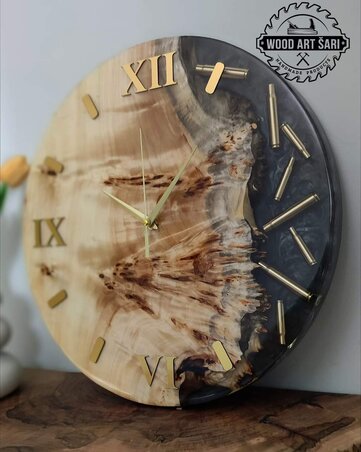 Falióra a megrendelő elképzelése alapján (Fotó: Wood art Šari) Falióra a megrendelő elképzelése alapján (Fotó: Wood art Šari)