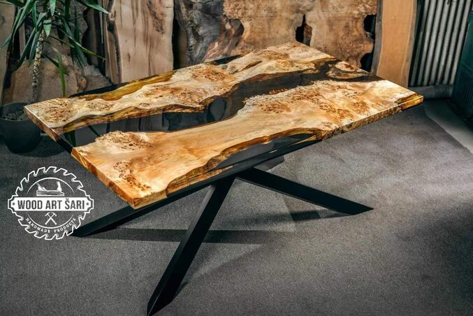 Az egyik legkedvesebb munkája: ebédlőasztal fából és műgyantából (Fotó: Wood art Šari) Az egyik legkedvesebb munkája: ebédlőasztal fából és műgyantából (Fotó: Wood art Šari)