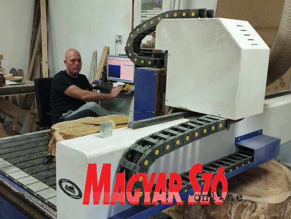 A CNC-marógéppel történő megmunkálás (Kancsár Izabella felvétele) A CNC-marógéppel történő megmunkálás (Kancsár Izabella felvétele)