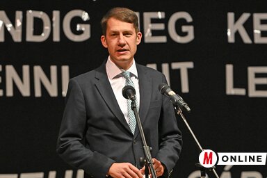 Dr Pásztor Bálint beszédet mond (Fotó: Ótos András felvétele)