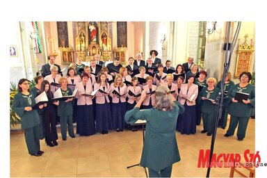 A zentai Musica Sacra vegyeskar és a nagybecskereki Emmanuel kamarakórus (Fotó: Gergely Árpád felvétele)