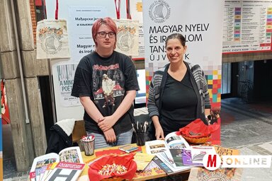 Horváth Emília és Novák Anikó tanszékvezető: Van még idő a felvételiig (Fotó: Kopasz Tamás felvétele)