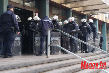 Kedden reggel 8 órától a kora délutáni órákig nem lehetett megközelíteni a bíróság épületét, a kivezényelt rendőrök többnyire csak az ott dolgozókat engedték be munkahelyeikre (Ótos András)