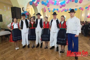 A „kupuszini” fiatalok összekapaszkodnak (Fotó: L. Móger Tímea)