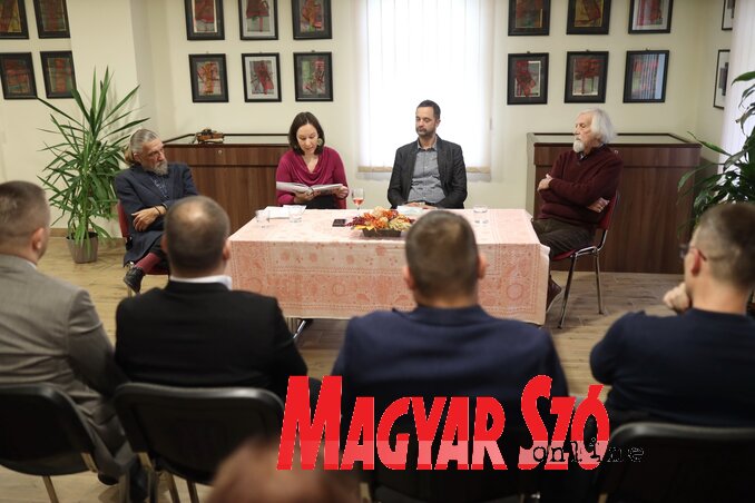 Szakmai beszélgetés (Lakatos János felvétele) Szakmai beszélgetés (Lakatos János felvétele)