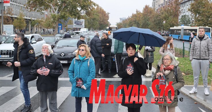 Pénteken, november 22-én dél előtt hét perccel negyed órán keresztül ismét leáll majd a város. Az együttérzők a november 1-jei tragédia 15 áldozatára emlékezve néma hallgatással követelik majd az azonnali felelősségvállalást, a vasútállomáson történt baleset miatt a felelősek előállítását (Fotó: Ótos András felvétele Pénteken, november 22-én dél előtt hét perccel negyed órán keresztül ismét leáll majd a város. Az együttérzők a november 1-jei tragédia 15 áldozatára emlékezve néma hallgatással követelik majd az azonnali felelősségvállalást, a vasútállomáson történt baleset miatt a felelősek előállítását (Fotó: Ótos András felvétele