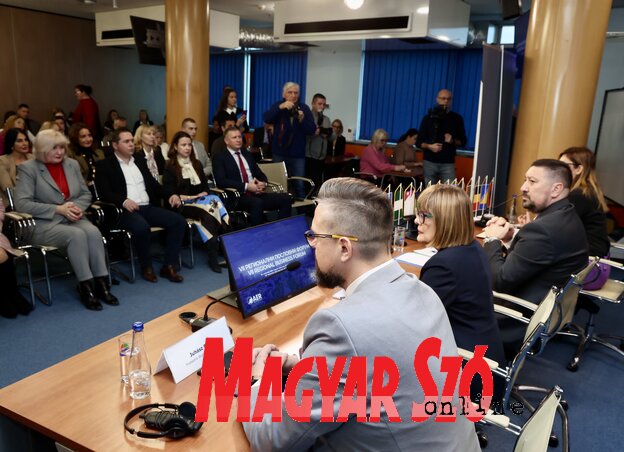 A napokban húsz ország több mint száz cégének képviselői kötnek üzletet a fórumon (Fotó: Ótos András) A napokban húsz ország több mint száz cégének képviselői kötnek üzletet a fórumon (Fotó: Ótos András)