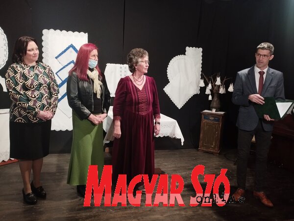 A Gránátalma három tagja és Sutus Áron, a VMMSZ elnöke (Lukács Melinda felvétele) A Gránátalma három tagja és Sutus Áron, a VMMSZ elnöke (Lukács Melinda felvétele)