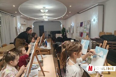 Festés lépésről lépésre (Turi Orsolya felvétele)