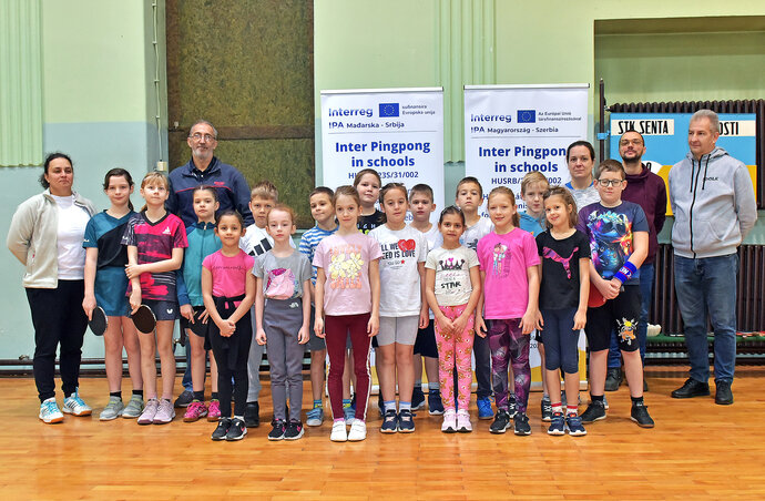 A jövő bajnokai, valamint az edzők és a projektkoordinátorok (Fotó: Gergely Árpád) A jövő bajnokai, valamint az edzők és a projektkoordinátorok (Fotó: Gergely Árpád)