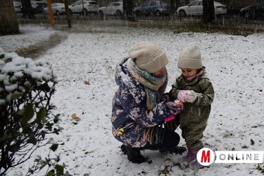 Újvidéken pénteken déltájt váltott át az eső hóra, és csakhamar télies köntösbe öltöztette az utcákat (Dávid Csilla felvétele)