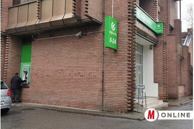 A bank épülete és a mellette található pénzautomata. Sok idős ember nem barátkozott meg a használatával (Herceg Elizabetta felvétele)