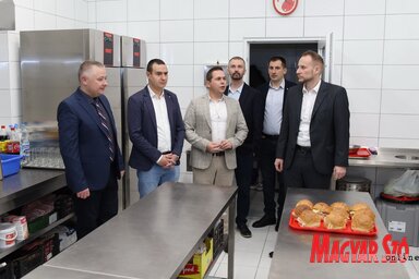 A vendégek megtekintik az iskolakonyhát (Lakatos János felvétele)