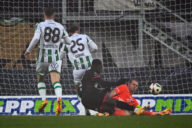 Elton-Ofoi Acolatse találata a Fradi ellen (Fotó: MTI)