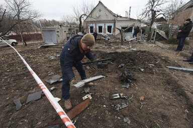 Ukrán rendőr drónmaradékokat gyűjt Zaporizzsja külterületén (Fotó: AP via Beta)